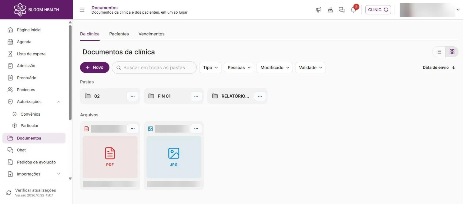Documentos da clínica organizados em pastas e arquivos