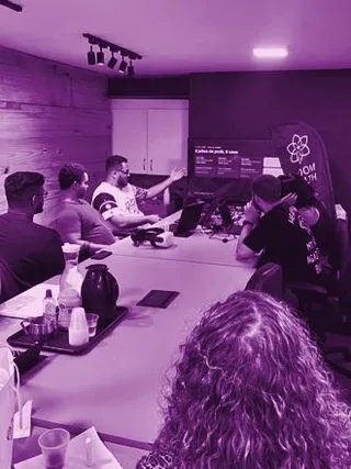 Time da Bloom reunido em uma apresentação de produto